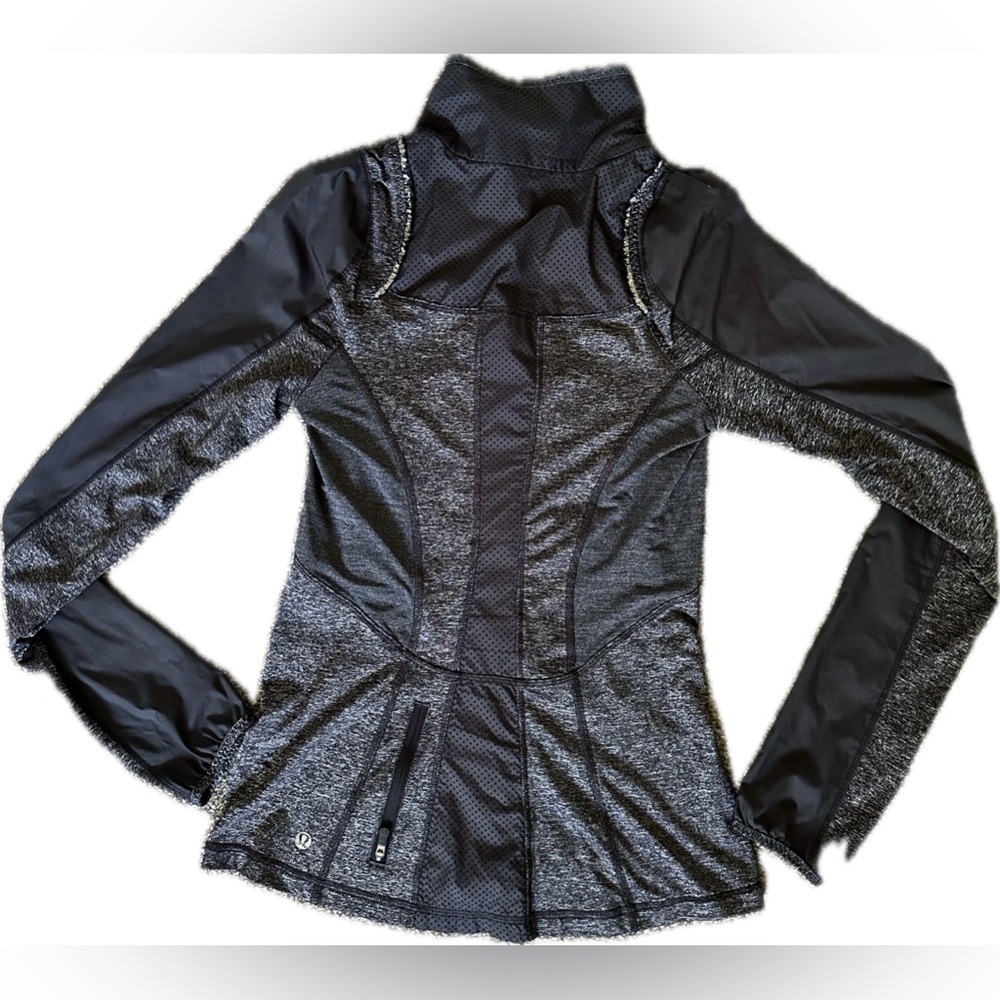 Lululemon Run: Featherweight Hybrid Jacket - Picture 10 of 12